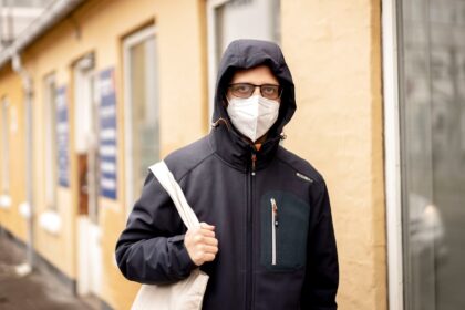 Vyriausybė pirmadienį paskelbė karantiną Vilniuje, Kaune, Klaipėdoje ir dar penkiose šalies savivaldybėse, jose bus įvedamas privalomas kaukių dėvėjimas visose viešose vietose.