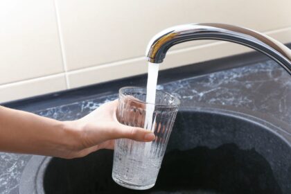 Jau greitu laiku panevėžiečiams per kišenę stipriau suduos sąskaitos už nuotekų tvarkymą. Miesto Taryba patvirtino naujas įmonės „Aukštaitijos vandenys“ paslaugų kainas. Nors geriamasis vanduo atpigs, tačiau sąskaitą vartotojams išaugins perskaičiuotas nuotekų įkainis. Šitaip panevėžiečiai sumokės už dar 2015-aisiais pastatytos, bet tik šįmet užkurtos dumblo džiovyklos eksploataciją.