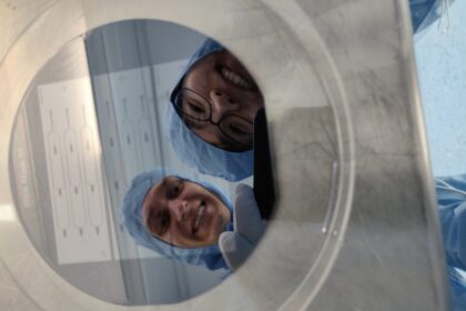 Panevėžietis fizikas inžinierius Tadas Kartanas ieško patikrintų, bet nestandartinių sprendimų medicinos, biotechnologijų, gamybos bei komunikacijos technologijų srityse. Doktorantūros metu aiškinęsis, kas sukelia neurodegeneracines ligas, tokias kaip Alcheimerio, mokslininkas šiuo metu domisi technologijomis ir tyrimais, kurie padėtų pažaboti sunkiausias žmonijos ligas.