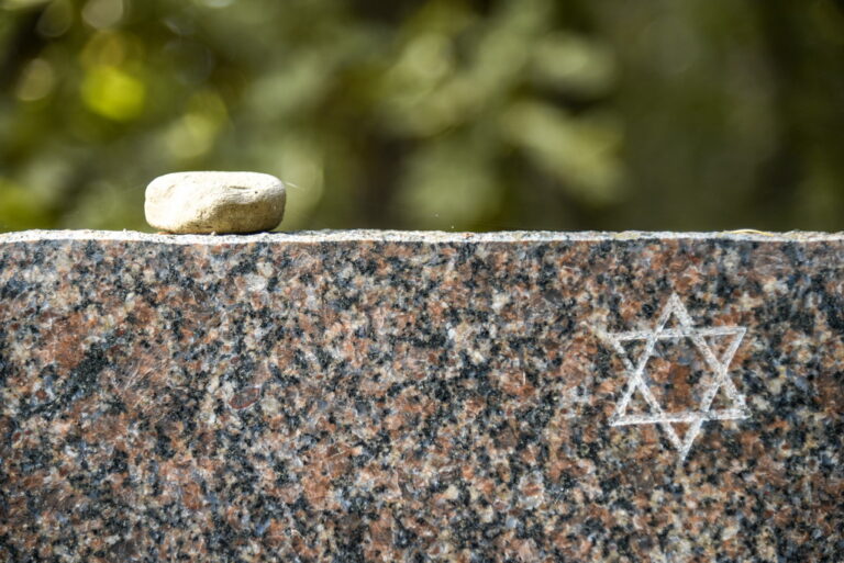 Antrojo pasaulinio karo metais milijonai žmonių buvo sunaikinti vien dėl to, kad priklausė žydų tautai.