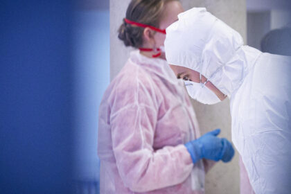 Per praėjusią parą nustatyti du koronaviruso atvejai Radviliškio rajone įsikūrusio audinių ūkio darbuotojams, sekmadienį pranešė Nacionalinis visuomenės sveikatos centras (NVSC).