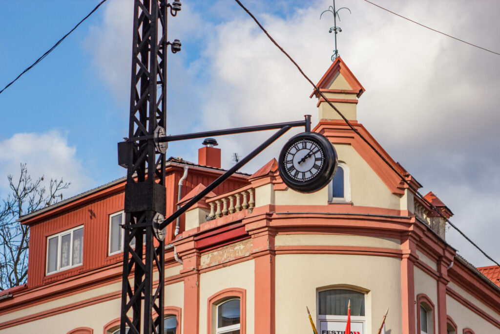 Lietuvoje naktį iš šeštadienio į sekmadienį įvedamas vasaros laikas, kai laikrodžius reikia pasukti viena valanda į priekį.