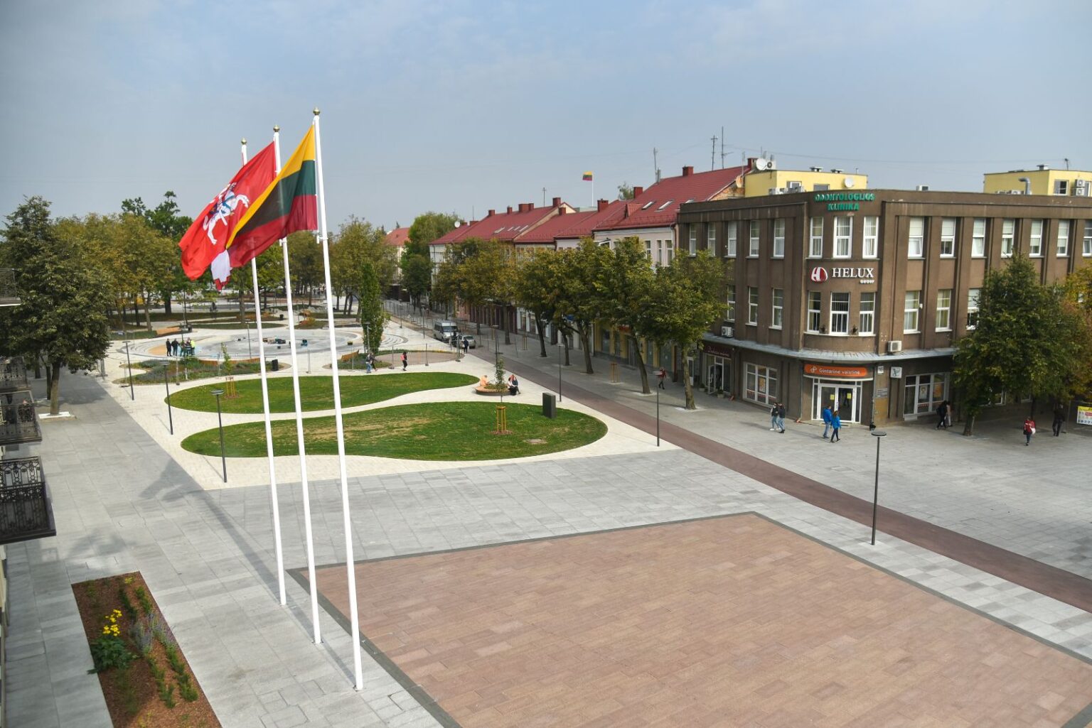 Panevėžio centras vis dar aptvertas statybininkų tvoromis, tačiau jau ryškėja vaizdas, kokia po rekonstrukcijos atsivers Laisvės aikštė.