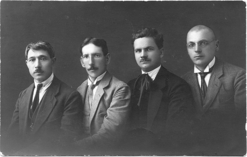 Hiršas Ichilčikas (kairėje) su kitais žinomais Panevėžio muzikais. PANEVĖŽIO KRAŠTOTYROS MUZIEJAUS nuotr.