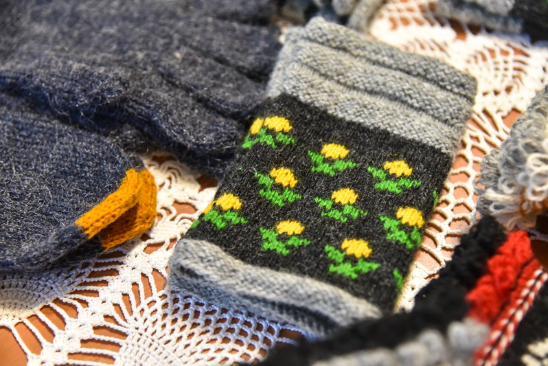 Raštai dėliojami iš trijų, o kartais ir keturių spalvų siūlų. P. ŽIDONIO nuotr. 