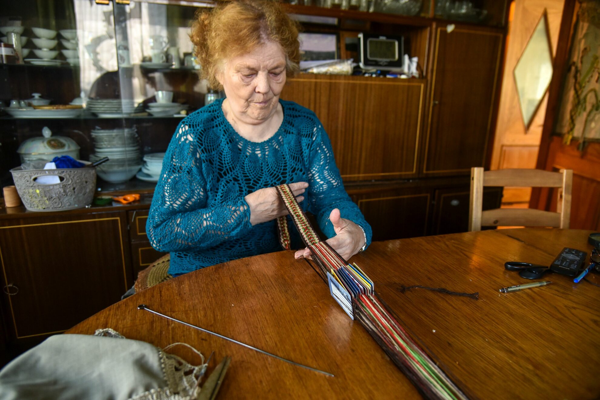 Tautodailininkė juostas veja vietoj lentelių sudėjusi senas banko korteles – tokios juostos yra vytinės. P. Židonio nuotr.