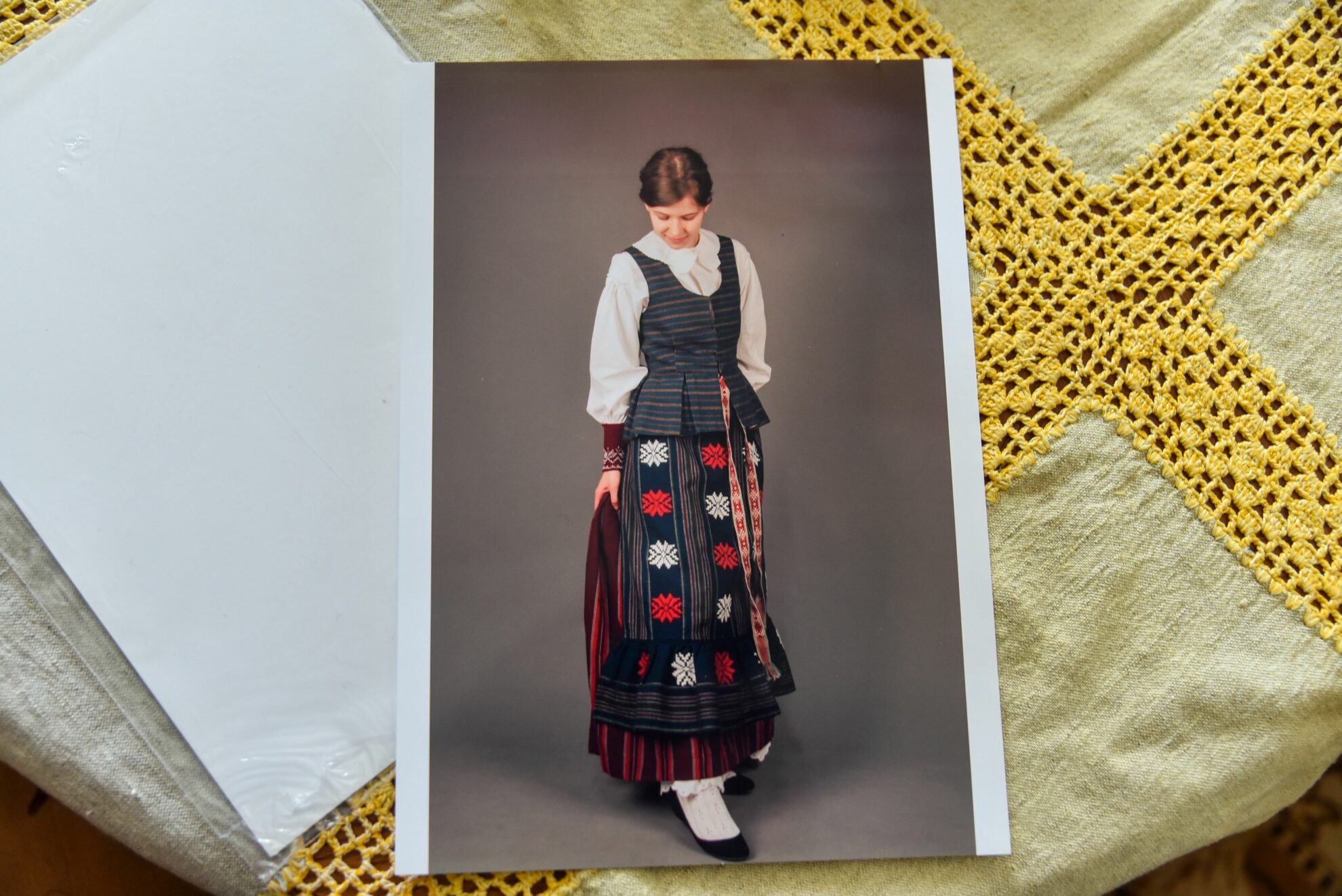 Kiekviena anūkei Deimai skirto išraiškingo kostiumo detalė kurta močiutės rankomis. P. Židonio nuotr.