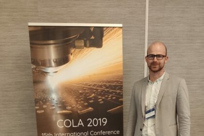 Ar pagalvojate, kaip patogu būtų buityje naudoti paviršius, prie kurių neliptų vanduo ir jų nereikėtų šluostyti bei valyti? Tokį efektą mokslininkų komanda, kurioje dirbo panevėžietis Andrius Žemaitis, išgavo plieno paviršių paveikę lazeriu. Nors lazeriai ir kitos įmantrios technologijos daugeliui dar skamba tarsi iš mokslinės fantastikos, Andrius tvirtina, jog visa tai jau yra arčiau mūsų, nei dažnas gali įsivaizduoti.