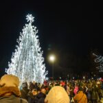 Epidemiologai sako su pasibaisėjimu stebintys masinius gyventojų susibūrimus prie šeštadienį įžiebtų kalėdinių eglių didmiesčiuose ir perspėja, kad tai netrukus gali dar padidinti užsikrėtusiųjų koronavirusu skaičių.