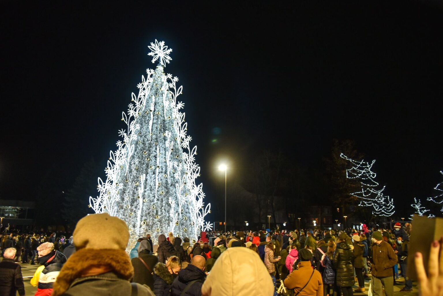 Epidemiologai sako su pasibaisėjimu stebintys masinius gyventojų susibūrimus prie šeštadienį įžiebtų kalėdinių eglių didmiesčiuose ir perspėja, kad tai netrukus gali dar padidinti užsikrėtusiųjų koronavirusu skaičių.