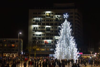 Su pirmosiomis snaigėmis ir šaltuku atkeliauja gražiausios žiemos šventės. Jau tapo tradicija paskutinį lapkričio savaitgalį įžiebti pagrindinę miesto Kalėdų eglę.