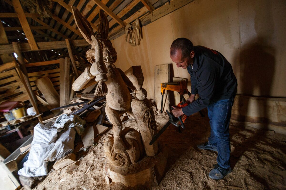 V. Kunigel pasakoja, kad pažintis su mišku ir medžiu vaikystėje jį ir atvedė į drožybą. Asmeninio archyvo nuotr.