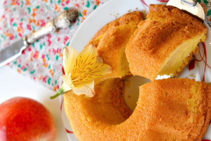 Vieną paprasčiausių, bet kartu ir skaniausių obuolių pyrago receptų atsiuntė nuolatinė „Sekundės“ skaitytoja Monika.