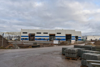 Panevėžyje nedarbas auga drastiškai. Per pastarąjį mėnesį bedarbių gretas papildė daugiau nei 2000 panevėžiečių. Visą pasaulį sujaukusi pandemija ant išlikimo ribos pakabino ne tik smulkias įmones. Pasekmes jaučia ir Panevėžio verslo gigantai. Kai kuriose įmonėse dėl taikantis prie pandeminės situacijos pasikeitusių darbo sąlygų į Užimtumo tarnybą išėjo dešimtys žmonių.