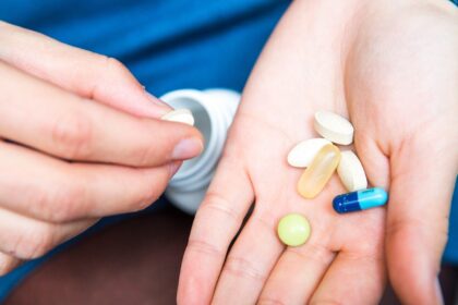 Širdies kraujagyslių ligos Lietuvoje yra vienos dažniausių šalyje. Kardiologai jau skambina pavojaus varpais, kad karantinas, kai žmonės mažiau laiko praleidžia gryname ore, yra mažiau fiziškai aktyvūs bei daugiau valgo, mirtingumo svarstykles gali dar labiau pakreipti į neigiamą pusę. O pastarąją savaitę bėdų dėl aukšto kraujo spaudimo turinčius ligonius šokiravo ir dar viena naujiena.