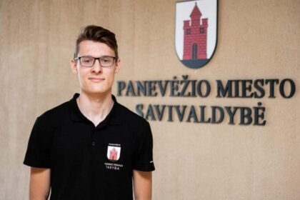 Praėjusi vasara visiems darbdaviams bei įmonėms buvo laikas, kurio metu ne tik reikėjo žūtbūt perdėlioti savo biudžetą, siekiant neprarasti darbuotojų, bet ir suvaldyti pirmosios pandemijos bangos metu sukeltus neigiamus padarinius. Susidarius tokiai situacijai moksleivių bei jaunimo dalis, norinti vasarą praleisti prasmingai ir užsidirbti sau pinigų įvairioms reikmėms, turėjo susitaikyti su nepalankia jiems žinia – įmonių ir verslų, norinčių bei galinčių priimti jaunus žmones vasaros darbui, procentas ženkliai sumažėjo.