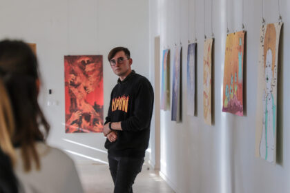 Tik nemanykite, kad per karantiną niekas nevyksta. Kažkam užsivėrė durys, atribojusios nuo aktyvaus socialinio gyvenimo. Bet tik ne smalsuoliams, tyrinėjantiems akimirką ir turintiems savitą požiūrį.