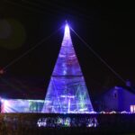 Kalėdinės dekoracijos ne vien tik smagi pramoga, bet ir istoriją saugantys laikmečio ženklai. Šiųmetė karščiausia tema – koronaviruso sukelta pandemija – jau persikėlė ir ant kalėdinių eglių.