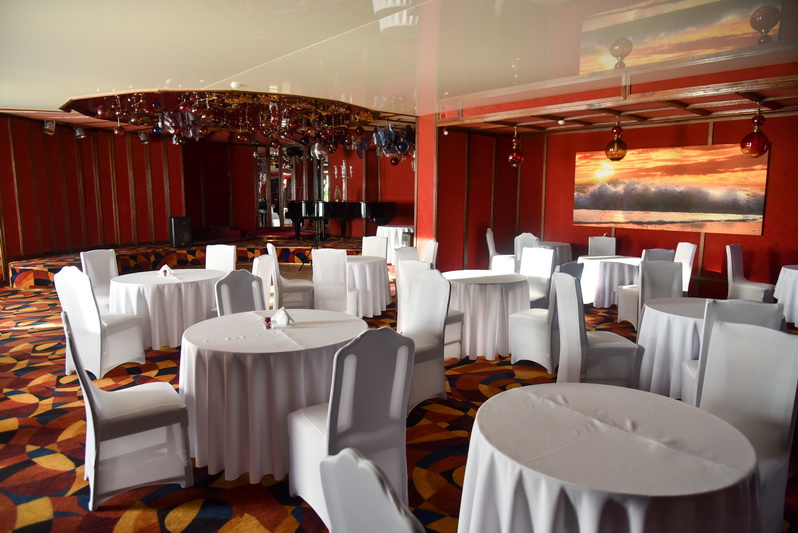 Buvusį šurmulį artėjant kalėdiniams vakarėliams įmonėse pakeitė visiška tyla, o dovanas – apsaugos priemonės. „SEKUNDĖS“ nuotr.