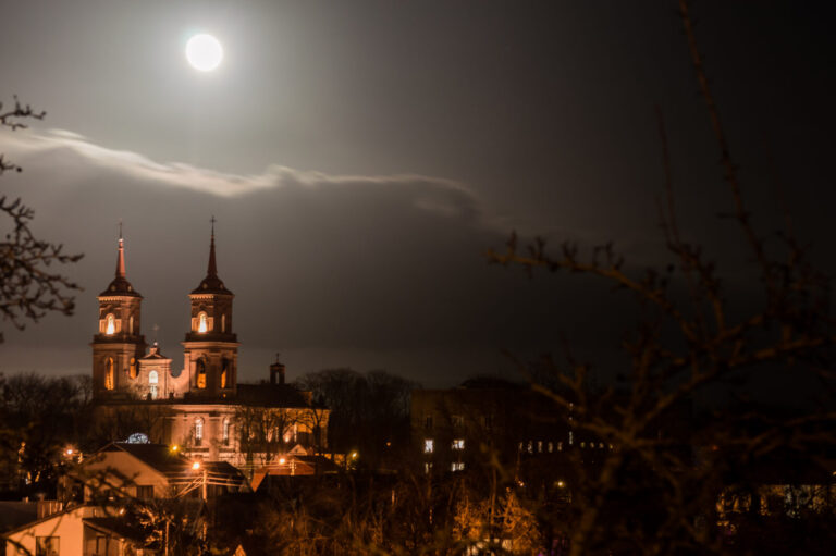 Lietuvos Vyskupų Konferencija antradienį paragino naująją šalies valdžią tos pačios lyties asmenų partnerystės neprilyginti šeimai ar santuokai.