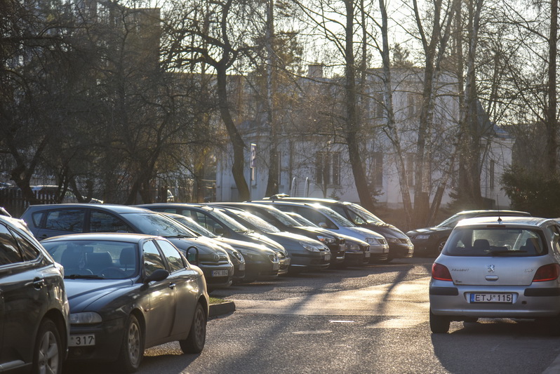 Dėl sugriežtintų karantino apribojimų prekybos centrų aikštelėse belikus vos penktadaliui vietų, Panevėžio centrinės dalies gyventojai jau pajuto automobilių invaziją į jų kiemus. P. ŽIDONIO nuotr.