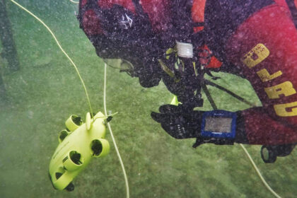 Vilniaus ir Šiaulių priešgaisrinės gelbėjimo valdybos įsigijo povandeninės paieškos dronus, kurie padės ugniagesiams gelbėtojams atlikti povandeninės paieškos darbus.