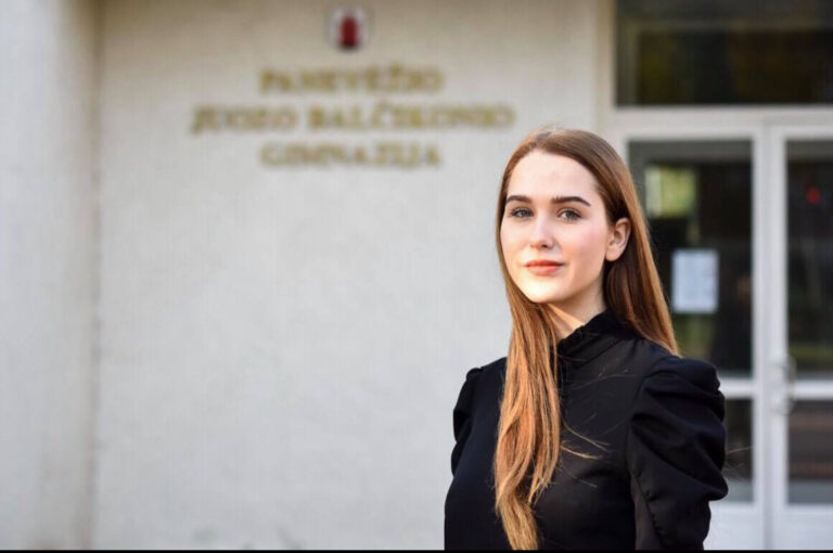 Panevėžietės Juozo Balčikonio gimnazijos auklėtinės Smiltės Paipulaitės neįmanoma nepastebėti, o jos darbai kalba patys už save. Ji, aktyvi visuomenininkė, savanorė, savo laiką ir jėgas atiduoda tam, kad jaunam žmogui būtų gera gyventi mūsų mieste.