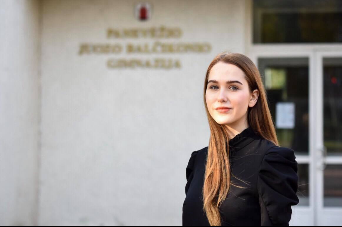 Panevėžietės Juozo Balčikonio gimnazijos auklėtinės Smiltės Paipulaitės neįmanoma nepastebėti, o jos darbai kalba patys už save. Ji, aktyvi visuomenininkė, savanorė, savo laiką ir jėgas atiduoda tam, kad jaunam žmogui būtų gera gyventi mūsų mieste.