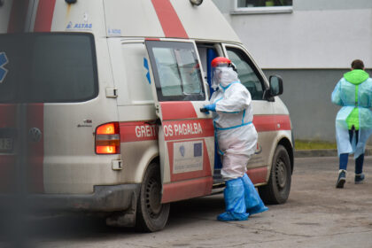 Per praėjusią parą Lietuvoje nustatyti 803 nauji COVID-19 ligos atvejai, mirė 12 žmonių.