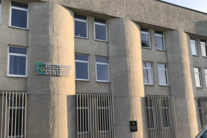 Šią savaitę įsigaliojus naujiems judėjimo ribojimais ir jų kontrolei, vis daugiau žmonių kreipiasi į Registrų centrą su prašymu išduoti pažymą apie asmens deklaruotą gyvenamąją vietą, kuri gali būti pateikta kaip vienas iš įrodymų, pagrindžiančių būtinybę vykti į kitą savivaldybę.