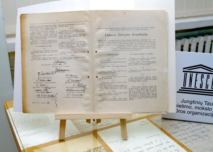 Valstybės archyvuose saugojami „pamatiniai“ Lietuvos dokumentai, liudijantys jos valstybingumo istoriją. Tarp tokių – ir 1922 metų Lietuvos Konstitucija. LCVA nuotr.