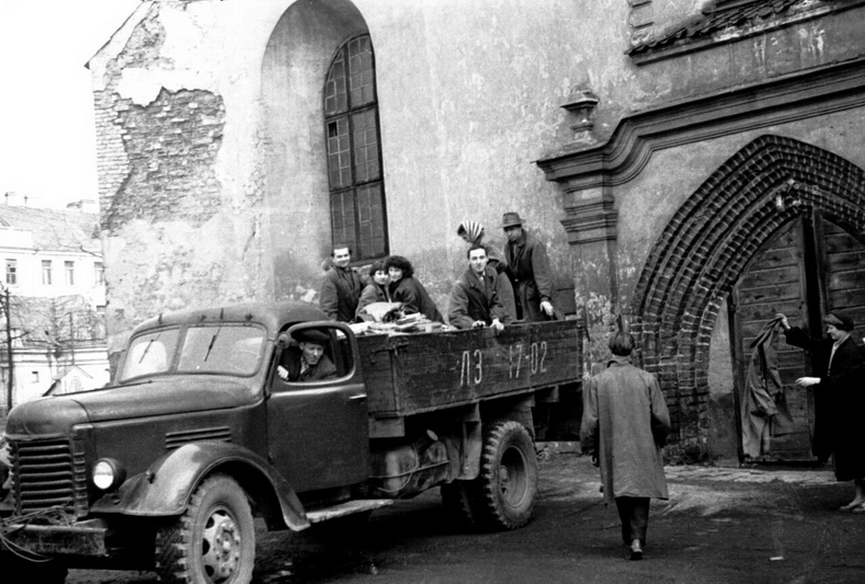 Archyvo darbuotojai sovietmečiu prie dokumentų saugyklos Pranciškonų bažnyčioje Vilniaus senamiestyje. LCVA nuotr.