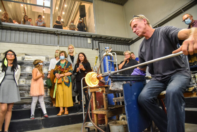 Ar šiais laikais galima sutikti žmonių, kuriems kultūra, menas liktų paskutinėje vietoje arba iš viso jų gyvenime neegzistuotų? Tokių, kurie puikiausiai išsiverstų ir be jų, tenkindamiesi sočiu kąsniu, minkštu guoliu, materialinių gėrybių aruodu?