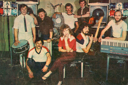 Prieš keturis dešimtmečius pirmąkart suskambėjusias dainas „Debesėlis“, „Vilkas ir septyni ožiukai“ ir dabar daugelis paniūnuotų. Jų autorius 88-erių panevėžietis Aloyzas Jareckas, kadaise buvęs labai reikalingas estrados žvaigždėms, toli gražu nesiruošia lipti ant krosnies. Jis vieną po kitos rašo knygas ir savo įžvalgomis dalijasi socialiniuose tinkluose.