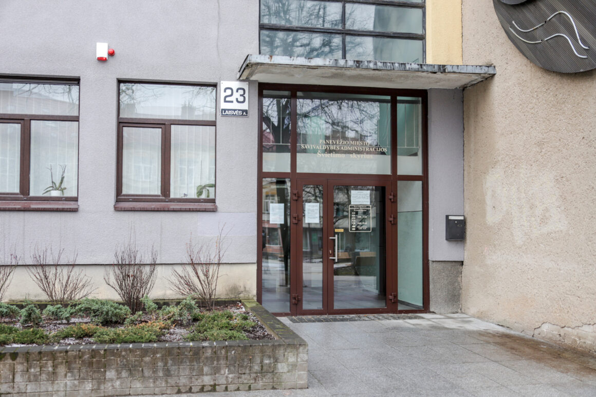 Panevėžio savivaldybei paskelbus mokinių priėmimą į pirmąsias ir penktąsias klases dar nuo šeštos valandos ryto prie Švietimo skyriaus nusidriekdavusią tėvų eilę šiemet išblaškė karantinas. Savivaldybei gyvai nebepriimant gyventojų, visus dokumentus tėvai privalo pateikti elektroniniu paštu. Visgi ir šįkart atsirado nekantriųjų, per anksti atsiuntusių dokumentus ir priverstų procedūrą pakartoti.