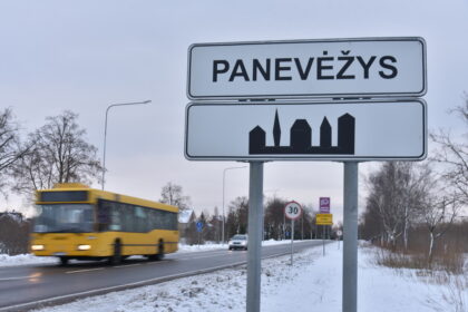 Kur baigiasi ar prasideda Panevėžio miesto ir rajono riba, paprastai žymi kelio ženklai. Tačiau gyvenantieji prie abiejų savivaldybių ribos susiduria su įvairiais keblumais, mat Panevėžio rajonas iki šiol nėra patvirtinęs gyvenamųjų vietovių teritorijų ribų.