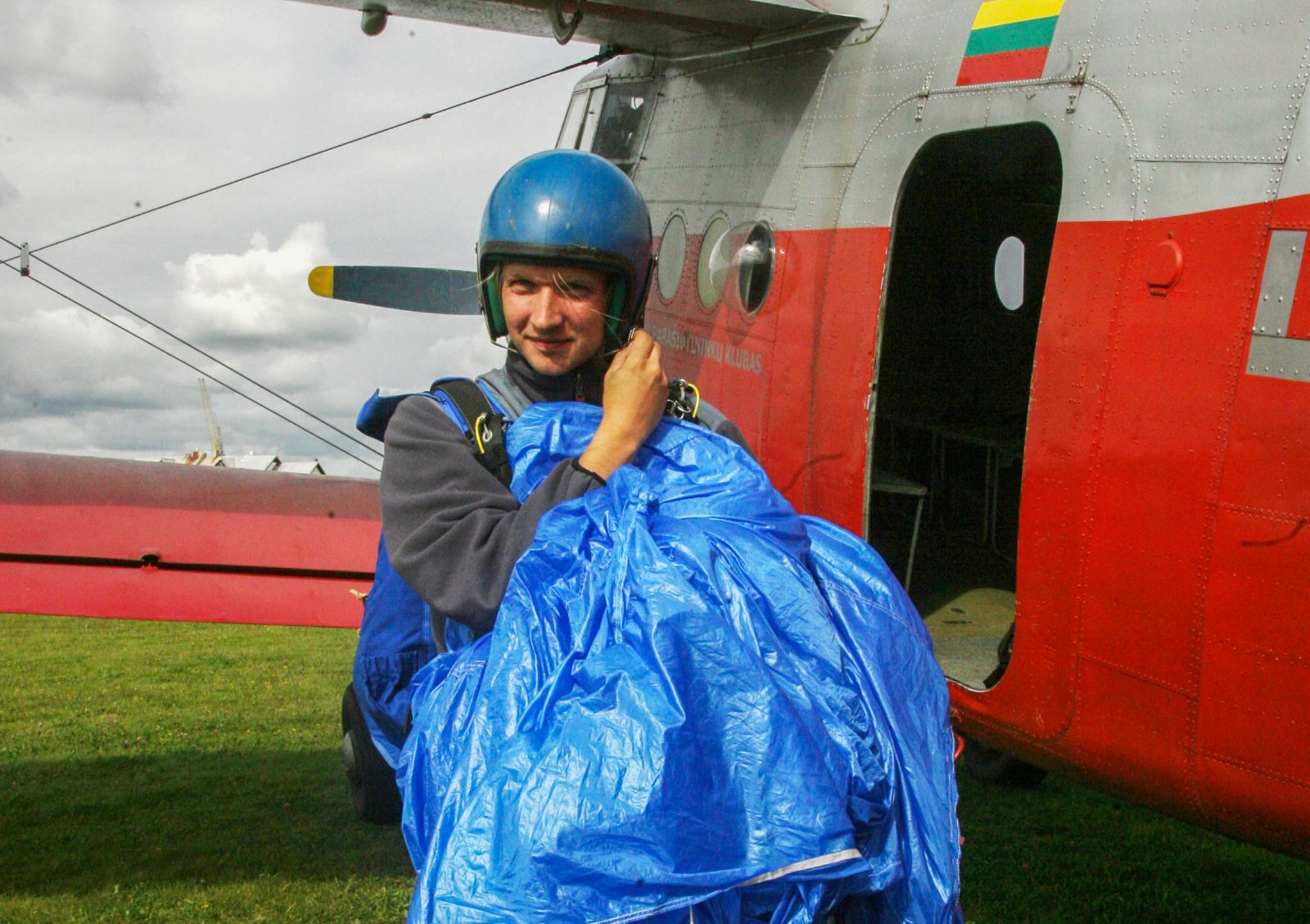 Niekada A. Repšys nepamirš ir pirmosios savo fotografijos iš dangaus, kai buvo įsodintas į lėktuvą be durų. Asmeninio archyvo nuotr.
