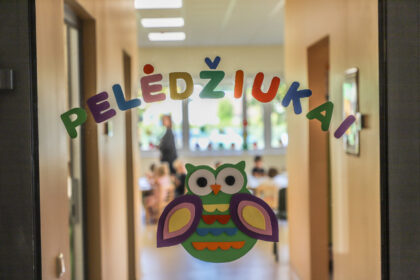 Skirtingai nei per pirmąjį karantiną, šiuo metu lopšeliai-darželiai dirba kaip įprastai. Nors rekomenduojama esant galimybei į juos vaikų nevesti, namuose su atžalomis likę panevėžiečiai vis tiek verčiami įstaigai mokėti ugdymo mokestį. Kiti didieji miestai karantino metu darželių nelankančių vaikų šeimas nuo tokios finansinės prievolės atleido.