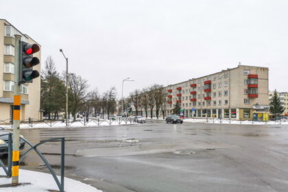 Panevėžyje vienoje judriausių Smėlynės ir S. Kerbedžio gatvių sankryžoje transporto srautus jau reguliuoja naujas išmanusis šviesoforas, o dar šįmet tokie atsiras ir pačiame miesto centre.