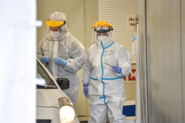 Kaip LRT radijui trečiadienį sakė karštosios linijos 1808 koordinatorė Greta Beinaravičiūtė, tyrimų per pastarąsias dvi dienas gerokai išaugo dėl Vyriausybės išplėsto sąrašo, kas gali ir turi atlikti profilaktinius COVID-19 tyrimus norėdamas dirbti, į tai mobilieji punktai reaguoja didindami tyrimų apimtis.