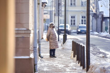 Didelė tikimybė, kad Panevėžyje gatvėje maždaug kas ketvirtas sutiktas žmogus bus pensininkas. Statistikos departamento duomenimis, iš Aukštaitijos sostinės maždaug 85 tūkst. gyventojų beveik 22 tūkst. sudaro jau sulaukusieji tokio amžiaus. Kaimyniniuose Šiauliuose senjorų dalis kiek mažesnė. Ten pensininkas maždaug kas penktas.