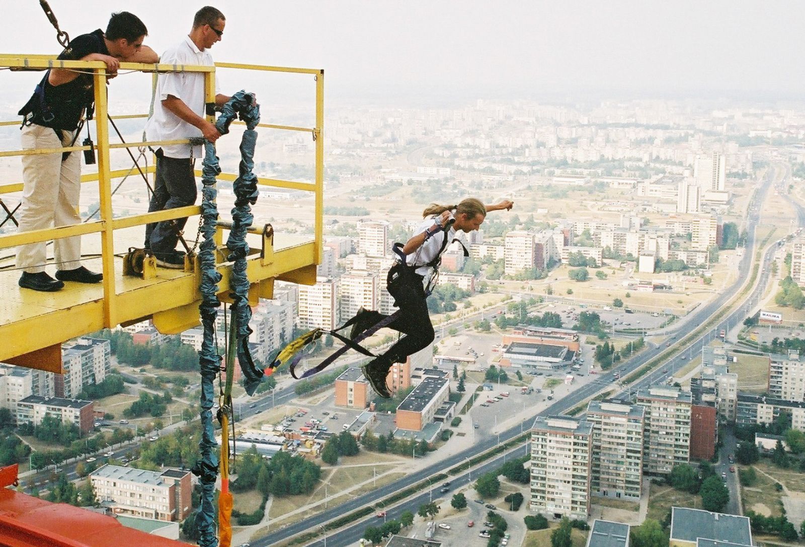 Ekstremalūs pojūčiai Andrių traukia ir žavi. Įspūdingą iššūkių aukštyje stažą sukaupęs panevėžietis su guma iš didelio aukščio yra nušokęs bene dešimt kartų, dukart – nuo televizijos bokšto. Asmeninio archyvo nuotr.