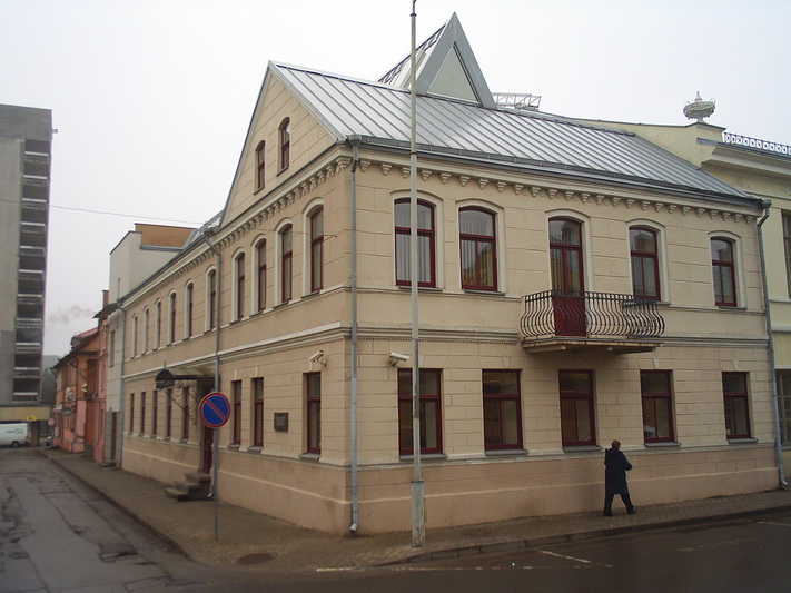 Pirmieji Panevėžio laikraščiai „Naš kraj“ ir „Panevėžio balsas“ buvo spausdinami Naftalio Feigenzono spaustuvėje – dabartiniame Panevėžio apskrities Gabrielės Petkevičaitės-Bitės viešosios bibliotekos pastate. Šiaulių regioninio valstybės archyvo Panevėžio filialo skaitmeninės kolekcijos nuotr.