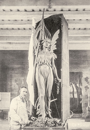 Garsiąją „Laisvę“ Juozas Zikaras kūrė Panevėžio gimnazijos sporto salėje. PANEVĖŽIO JUOZO BALČIKONIO GIMNAZIJOS ISTORIJOS MUZIEJAUS RINKINIŲ nuotr. 