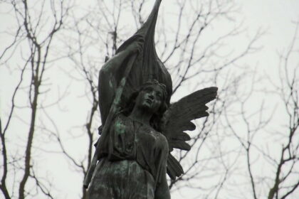 Meno kūriniai, kaip ir žmonės, turi savus likimus. O ypač talentingai sukurti, visai tautai svarbūs. Tokie kūriniai, kaip Panevėžyje gimusi skulptoriaus Juozo Zikaro garsioji „Laisvė“ – net žeminti ir naikinti išlieka gerbiami per amžius.