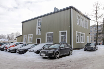 Prieš dvejus metus Panevėžio miesto savivaldybės aukcione parduotas administracinis pastatas Nevėžio gatvėje atrodo visai kitaip nei tada, kai čia ilgus metus glaudėsi neįgaliųjų organizacijos. Praėjusiais metais renovuotas išvaizdus dviejų aukštų medinukas jau buvo vėl atsiradęs ant nekilnojamojo turto prekystalio.