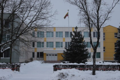 Vasario pabaigoje po žiemos atostogų į mokyklas sugrįšiančius moksleivius kai kuriose pasitiks ne tik mokytojai, bet ir savanoriai. Nors Lietuvoje savanorystė švietimo įstaigose dar tik leidžia pirmuosius daigus, užsienyje tokia praktika, ypač tarp jaunimo, labai populiari.