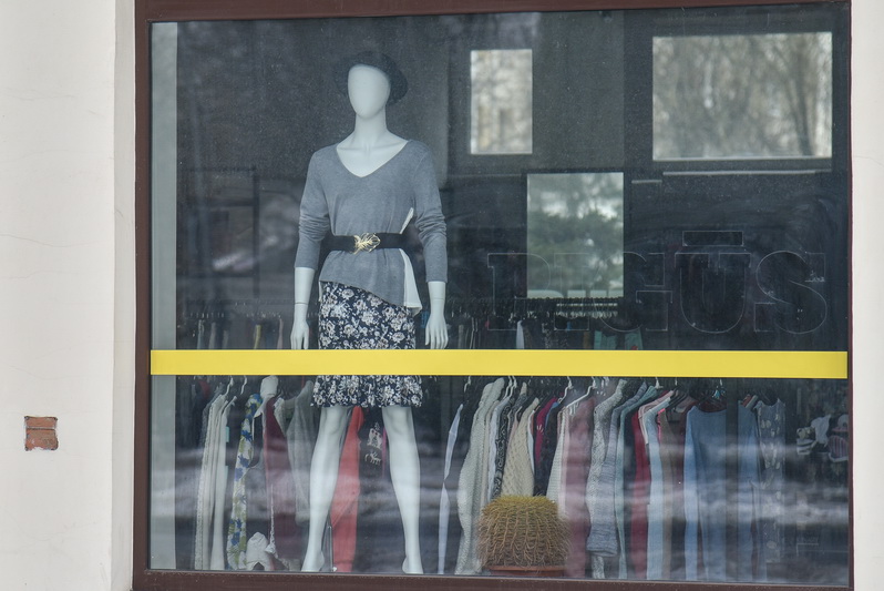 Prie dėvėtų drabužių parduotuvių pirmą darbo dieną nutįsusios eilės tebuvo vienadienė šio verslo sėkmė. P. ŽIDONIO nuotr. 