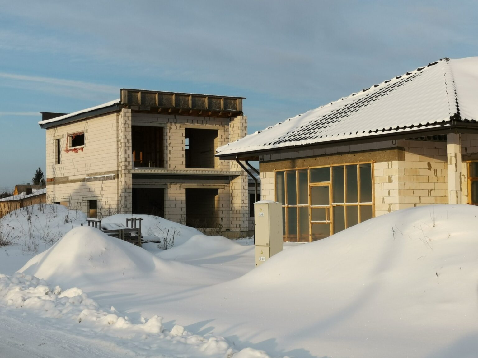 Pasistatyti namą vidury laukų, kur nėra nei kelių, nei apšvietimo, gali kainuoti brangiau nei mieste arba išvystytoje gyvenvietėje. Masines statybas vidury laukų gali sustabdyti naujasis infrastruktūros mokestis. Panevėžio miesto ir rajono savivaldybės kol kas dar delsia jį užkrauti statytojams, bet taip tęsis neilgai.