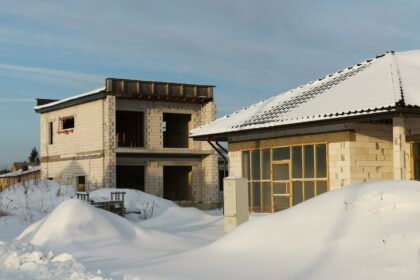 Pasistatyti namą vidury laukų, kur nėra nei kelių, nei apšvietimo, gali kainuoti brangiau nei mieste arba išvystytoje gyvenvietėje. Masines statybas vidury laukų gali sustabdyti naujasis infrastruktūros mokestis. Panevėžio miesto ir rajono savivaldybės kol kas dar delsia jį užkrauti statytojams, bet taip tęsis neilgai.